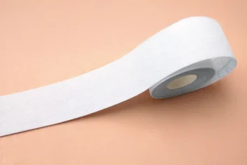デルガード　粘着包帯　ひじ・手首用　Mサイズ　38mm×5m　本体