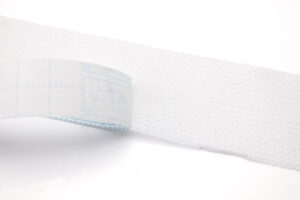 デルガード　粘着包帯　ひじ・手首用　Mサイズ　38mm×5m　使い方03