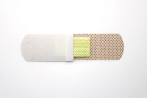 デルガード救急バン　半透明　薬付き　Mサイズ　使い方02