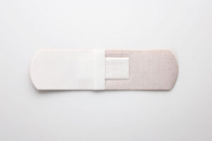 ハードな作業でもしっかり保護　丈夫な布救急バン　Mサイズ　使い方02