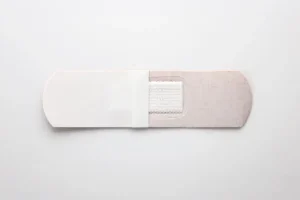 ハードな作業でもしっかり保護　丈夫な布救急バン　Mサイズ　使い方02