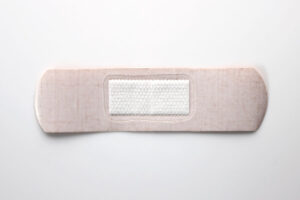 ハードな作業でもしっかり保護　丈夫な布救急バン　Mサイズ　使い方03