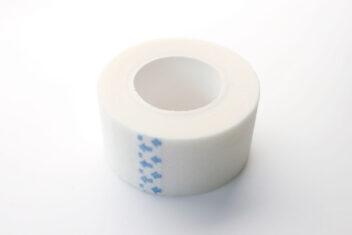 通気性がありカブレにくい　デルガード　サージカルテープ　不織布　25mm×9m　本体