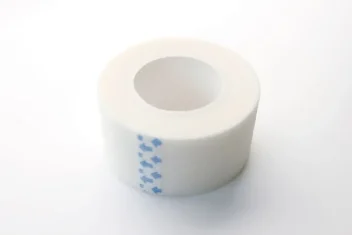 通気性がありカブレにくい　デルガード　サージカルテープ　不織布　25mm×9m　本体