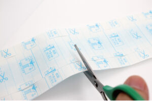 必要なサイズに切って使える　防水フィルム　ロールタイプ　50mm幅×2m巻　使い方02